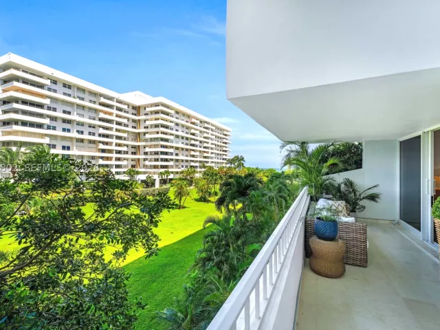 2-bedroom condo for rent in Key Biscayne - 199 Ocean Lane Dr 306 - MondialRealty