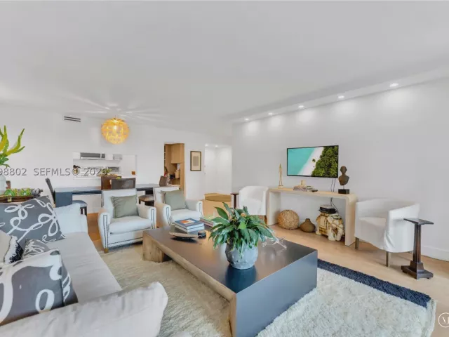 2-bedroom condo for rent in Key Biscayne - 199 Ocean Lane Dr 306 - MondialRealty