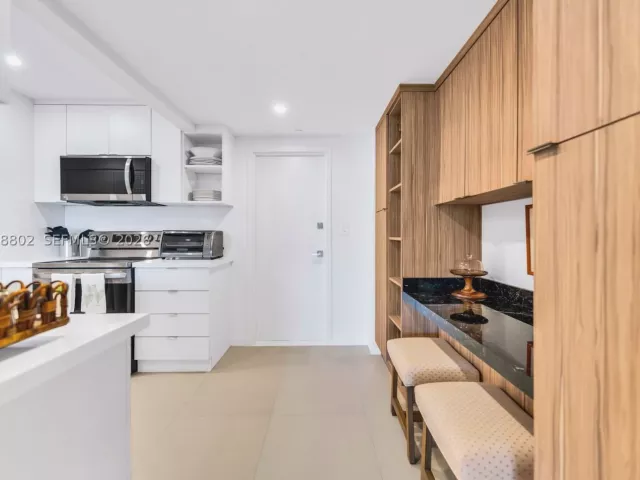 2-bedroom condo for rent in Key Biscayne - 199 Ocean Lane Dr 306 - MondialRealty