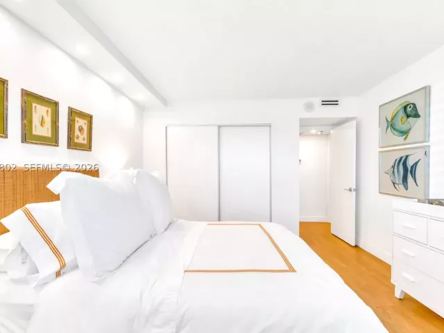 2-bedroom condo for rent in Key Biscayne - 199 Ocean Lane Dr 306 - MondialRealty