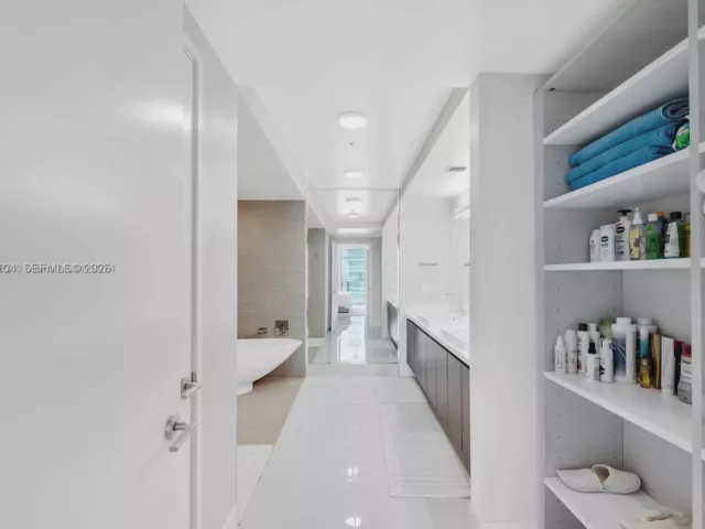 2-bedroom condo for rent in Sunny Isles Beach - 300 Sunny Isles Blvd 4-2006 - MondialRealty