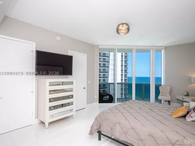 3-bedroom condo for sale in Sunny Isles Beach - 15901 Collins Ave 2504 - MondialRealty