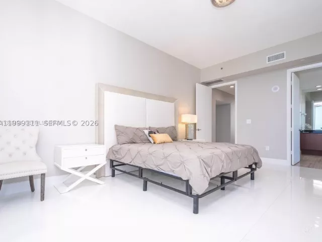 3-bedroom condo for sale in Sunny Isles Beach - 15901 Collins Ave 2504 - MondialRealty