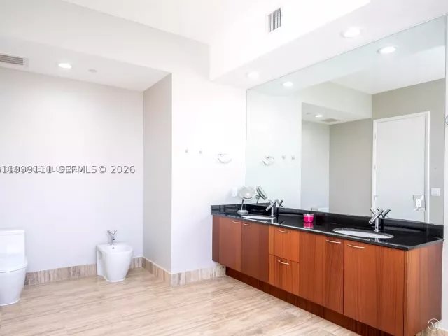 3-bedroom condo for sale in Sunny Isles Beach - 15901 Collins Ave 2504 - MondialRealty