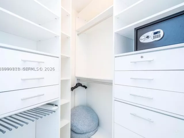 3-bedroom condo for sale in Sunny Isles Beach - 15901 Collins Ave 2504 - MondialRealty
