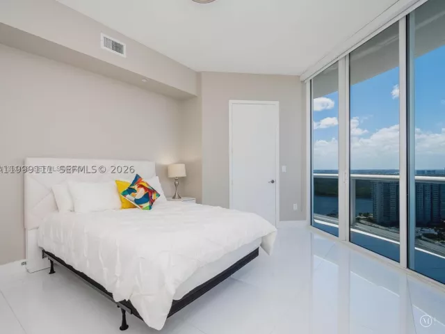 3-bedroom condo for sale in Sunny Isles Beach - 15901 Collins Ave 2504 - MondialRealty