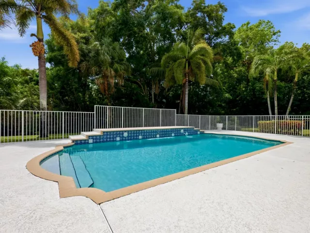 4-bedroom home for sale in West Palm Beach - 8717 Estate Drive - MondialRealty