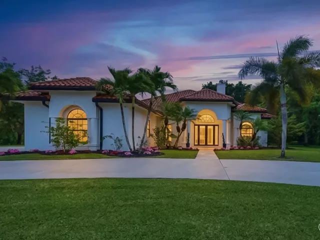 4-bedroom home for sale in West Palm Beach - 8717 Estate Drive - MondialRealty