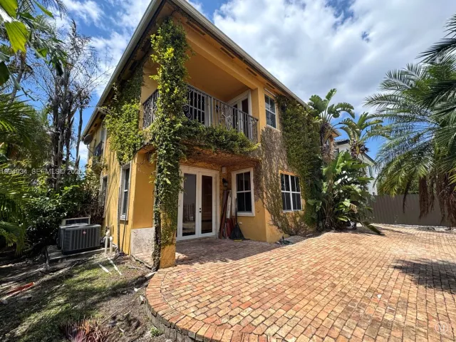 4-bedroom home for rent in Miami - 2155 SW 156th Ct - MondialRealty