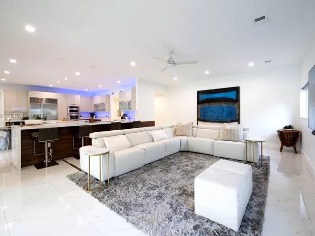 5-bedroom home for rent in Coral Gables - 7125 Los Pinos Blvd - MondialRealty