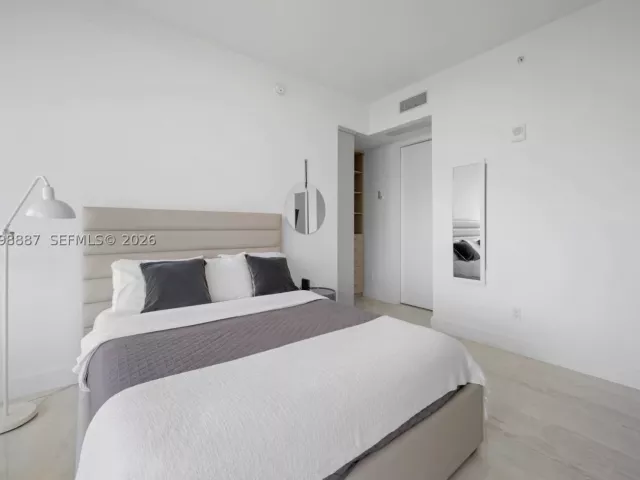 2-bedroom condo for sale in Sunny Isles Beach - 18975 Collins Ave 605 - MondialRealty