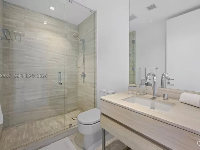 2-bedroom condo for sale in Sunny Isles Beach - 18975 Collins Ave 605 - MondialRealty