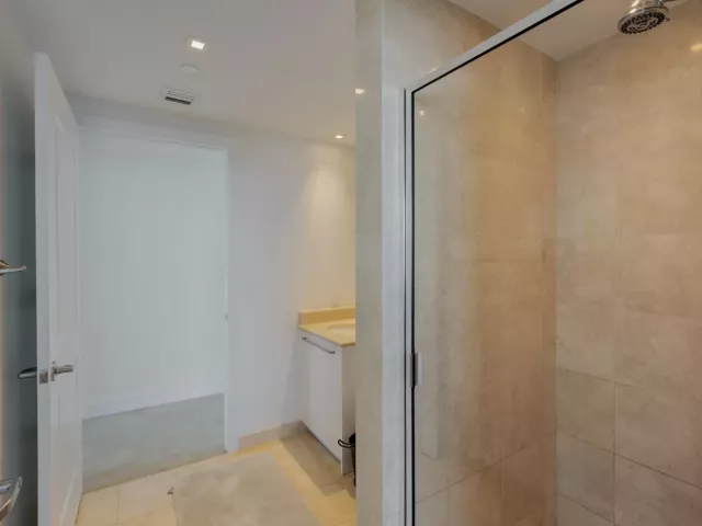3-bedroom condo for rent in Hollywood - 3101 S Ocean Drive 902 - MondialRealty