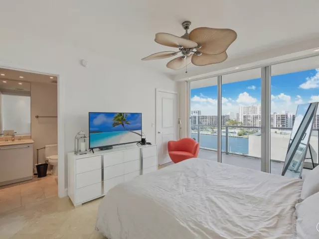 3-bedroom condo for rent in Hollywood - 3101 S Ocean Drive 902 - MondialRealty