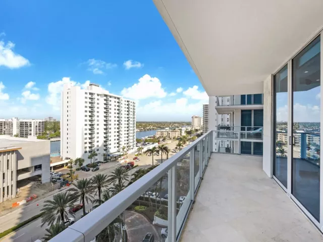 3-bedroom condo for rent in Hollywood - 3101 S Ocean Drive 902 - MondialRealty