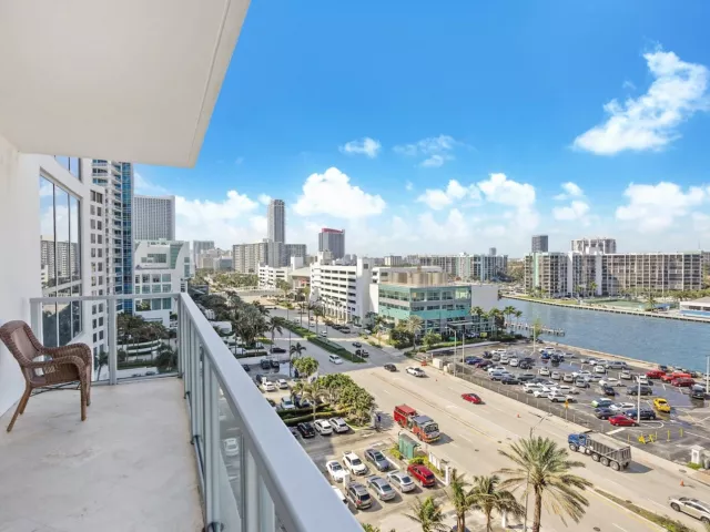 3-bedroom condo for rent in Hollywood - 3101 S Ocean Drive 902 - MondialRealty