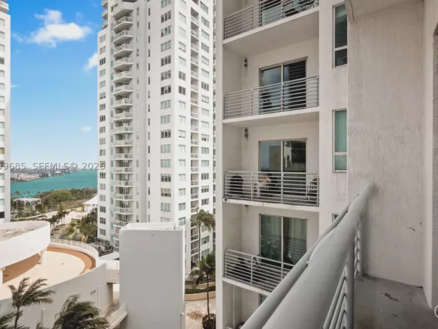 1-bedroom condo for rent in Miami - 234 NE 3rd St 1704 - MondialRealty
