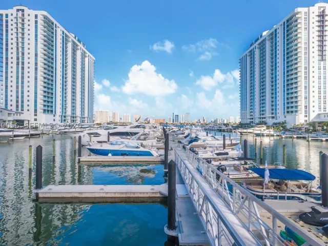 2-bedroom condo for rent in North Miami Beach - 17301 Biscayne Blvd 308 - MondialRealty