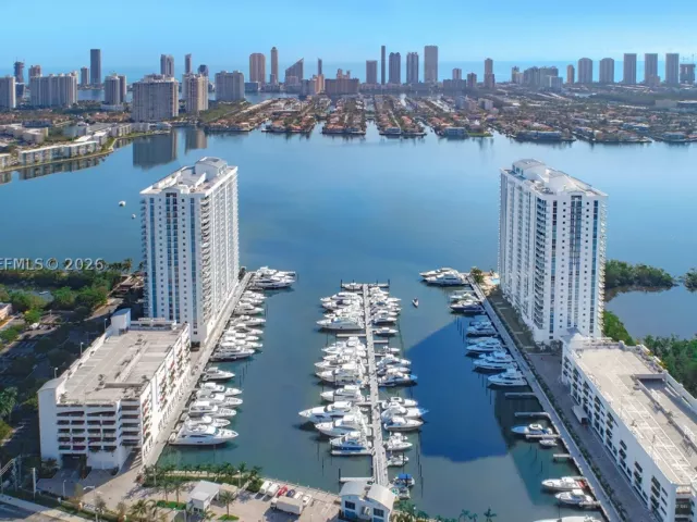 2-bedroom condo for rent in North Miami Beach - 17301 Biscayne Blvd 308 - MondialRealty