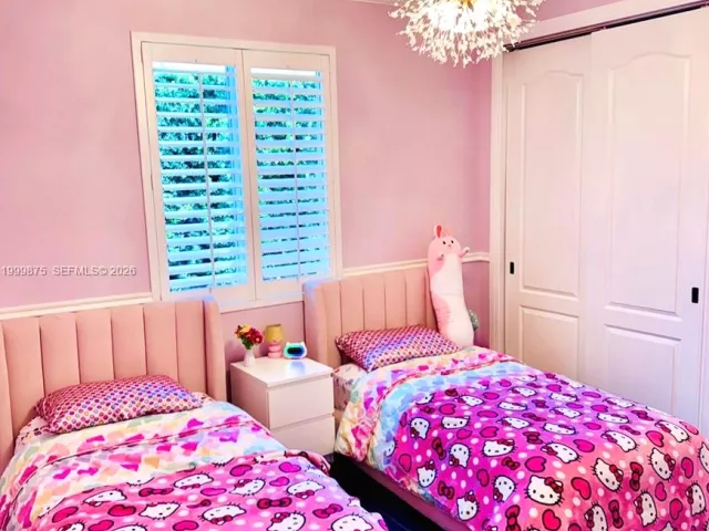 5-bedroom home for sale in Miami - 9494 SW 125th Ter - MondialRealty