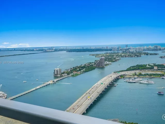 3-bedroom condo for rent in Miami - 1100 Biscayne Blvd 6001 - MondialRealty