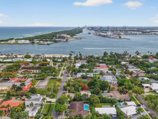 4-bedroom home for sale in Fort Lauderdale - 1935 SE 25th Avenue - MondialRealty