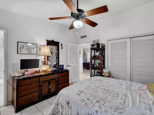 4-bedroom home for sale in Fort Lauderdale - 1935 SE 25th Avenue - MondialRealty