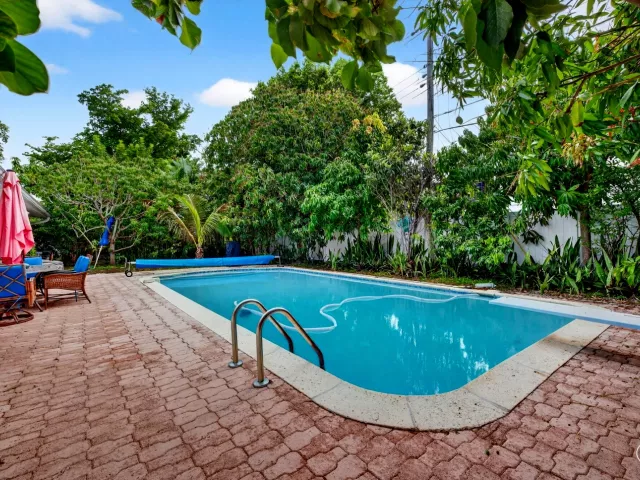4-bedroom home for sale in Fort Lauderdale - 1935 SE 25th Avenue - MondialRealty