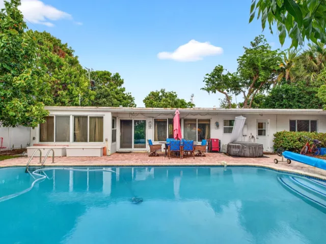 4-bedroom home for sale in Fort Lauderdale - 1935 SE 25th Avenue - MondialRealty