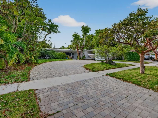 4-bedroom home for sale in Fort Lauderdale - 1935 SE 25th Avenue - MondialRealty