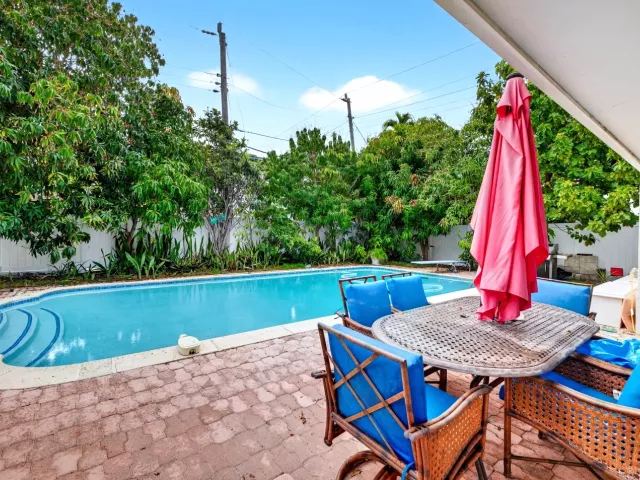 4-bedroom home for sale in Fort Lauderdale - 1935 SE 25th Avenue - MondialRealty