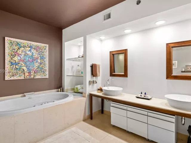 2-bedroom condo for rent in Miami Beach - 450 Alton Rd 704 - MondialRealty