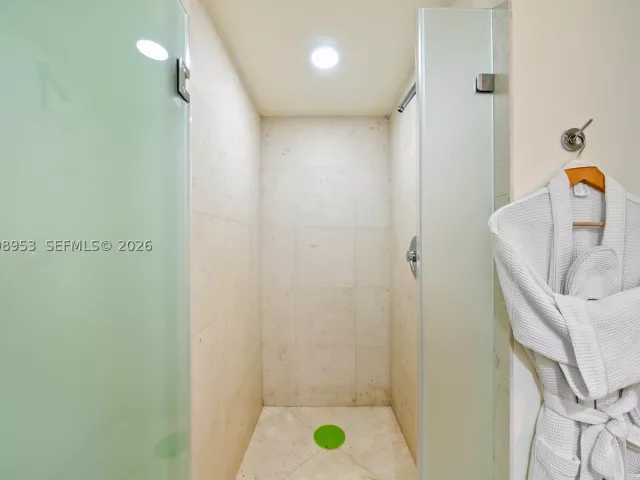2-bedroom condo for rent in Miami Beach - 450 Alton Rd 704 - MondialRealty
