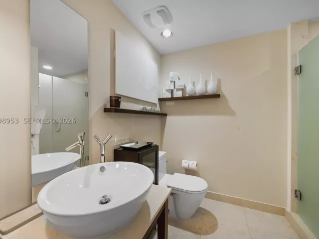 2-bedroom condo for rent in Miami Beach - 450 Alton Rd 704 - MondialRealty