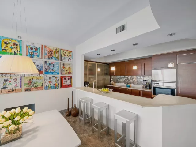 2-bedroom condo for rent in Miami Beach - 450 Alton Rd 704 - MondialRealty