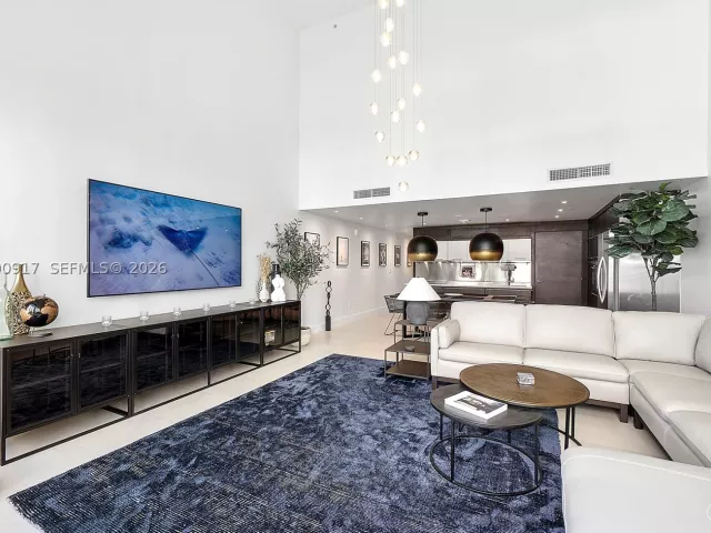 1-bedroom condo for sale in Miami Beach - 6000 Collins Ave 527 - MondialRealty