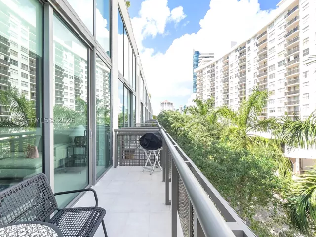 1-bedroom condo for sale in Miami Beach - 6000 Collins Ave 527 - MondialRealty