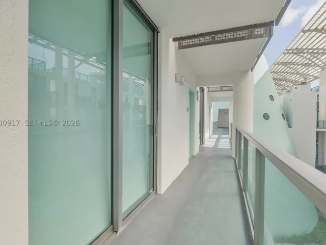 1-bedroom condo for sale in Miami Beach - 6000 Collins Ave 527 - MondialRealty