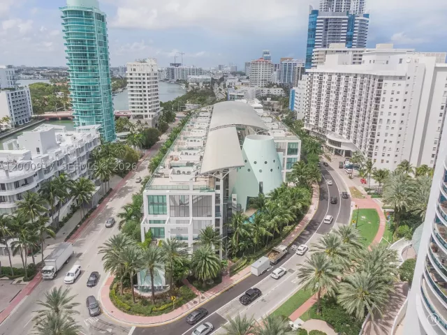1-bedroom condo for sale in Miami Beach - 6000 Collins Ave 527 - MondialRealty