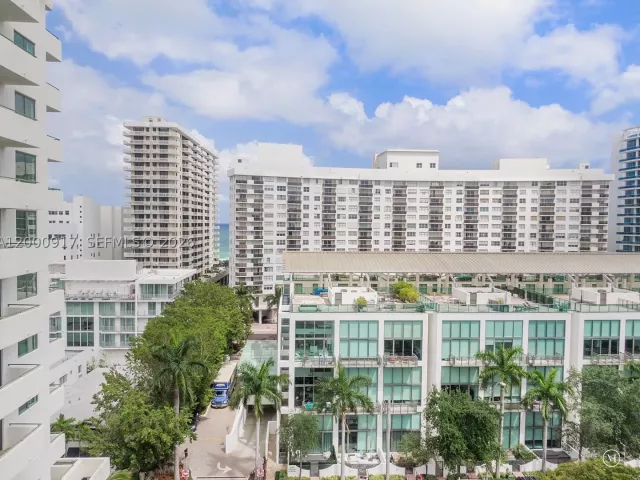 1-bedroom condo for sale in Miami Beach - 6000 Collins Ave 527 - MondialRealty