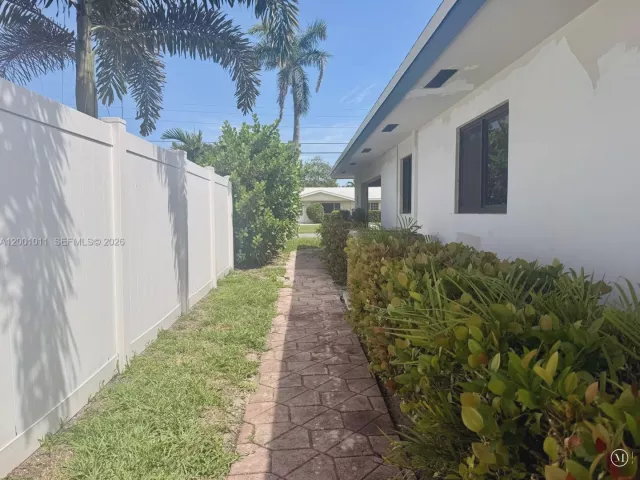 2-bedroom home for rent in Pompano Beach - 2730 NE 7th St - MondialRealty