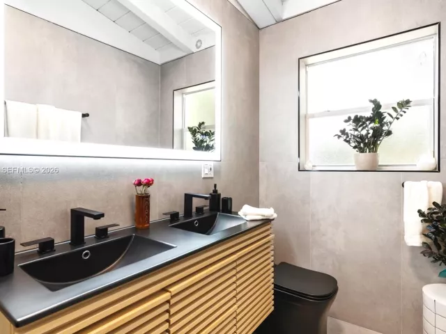 3-bedroom home for sale in Fort Lauderdale - 2860 SW 13th Ct - MondialRealty