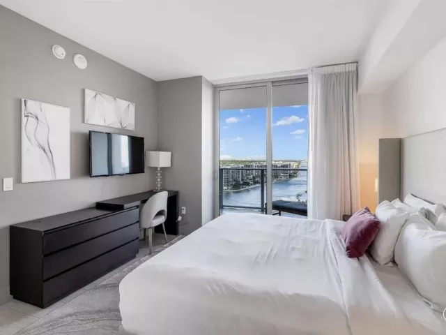 2-bedroom condo for sale in Hollywood - 4010 S Ocean Drive R1102 - MondialRealty