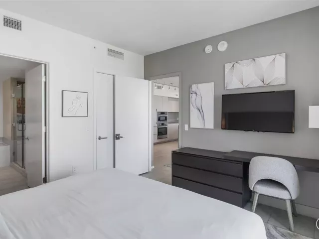 2-bedroom condo for sale in Hollywood - 4010 S Ocean Drive R1102 - MondialRealty