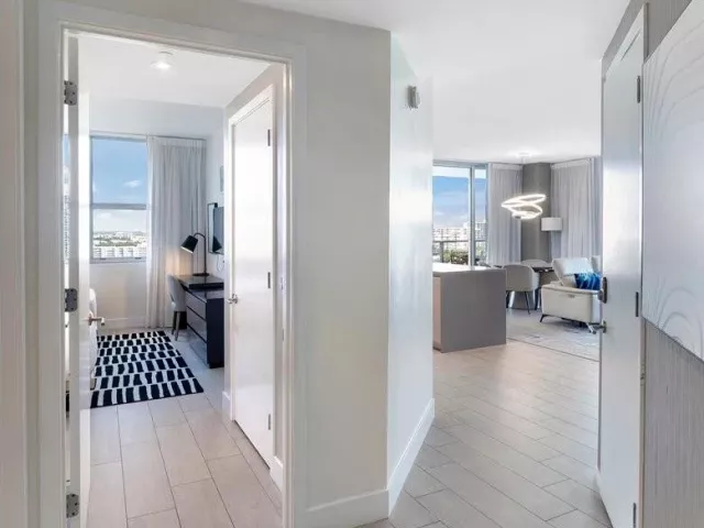 2-bedroom condo for sale in Hollywood - 4010 S Ocean Drive R1102 - MondialRealty