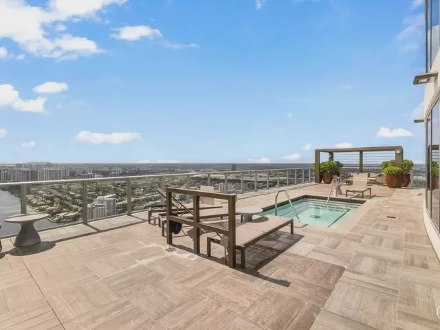 2-bedroom condo for sale in Hollywood - 4010 S Ocean Drive R1102 - MondialRealty