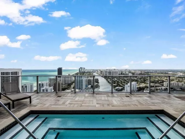 2-bedroom condo for sale in Hollywood - 4010 S Ocean Drive R1102 - MondialRealty