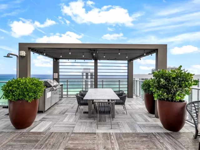 2-bedroom condo for sale in Hollywood - 4010 S Ocean Drive R1102 - MondialRealty