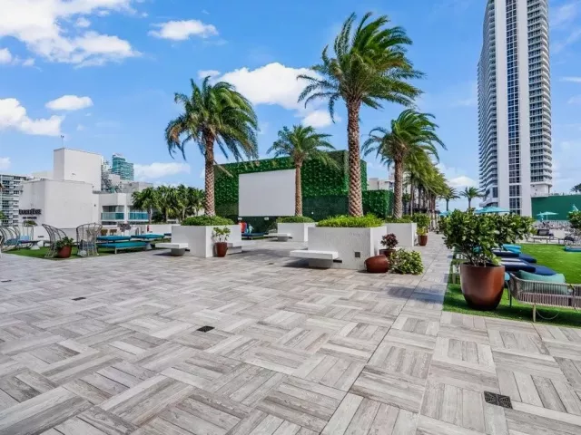 2-bedroom condo for sale in Hollywood - 4010 S Ocean Drive R1102 - MondialRealty