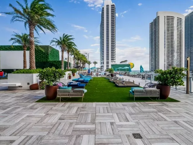 2-bedroom condo for sale in Hollywood - 4010 S Ocean Drive R1102 - MondialRealty